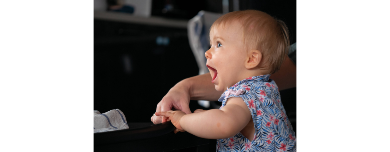 photo d'un bébé joyeux de profil