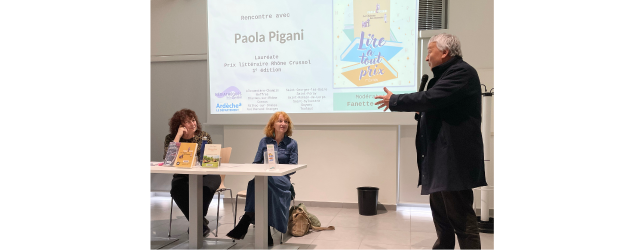 Photo de Paola Pigani et Fanette Arnaud assises et Jacques Dubay debout parlant dans un micro