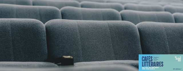 photo de fauteuils gris tournés vers le spectateur avec le logo des cafés 2025 en bleu